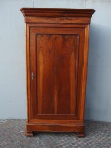 RESTAURIERTER NUSSBAUMSCHRANK IM LOUIS-PHILIPPE-STIL MIT EINER TÜR, cm L 99xT56xH211